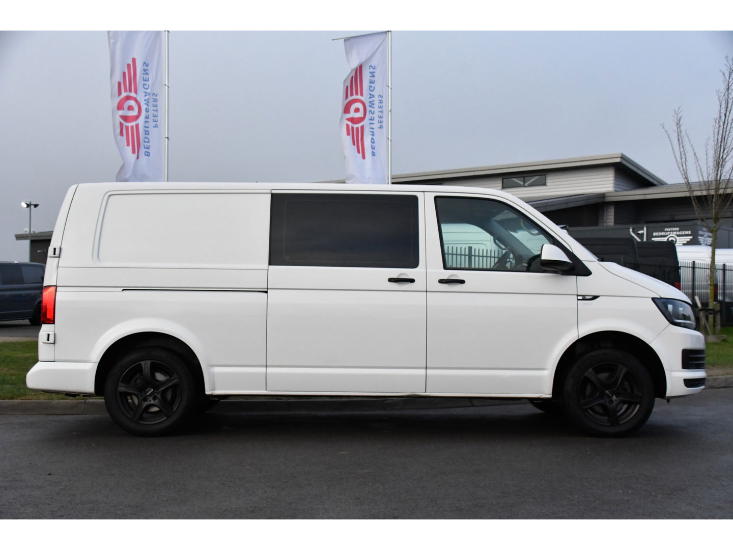 Volkswagen Transporter 2.0 TDI L2H1 DC Edition Cruise, Sensoren, Trekhaak, Airco, 85pk, Radio, Direct leverbaar!
