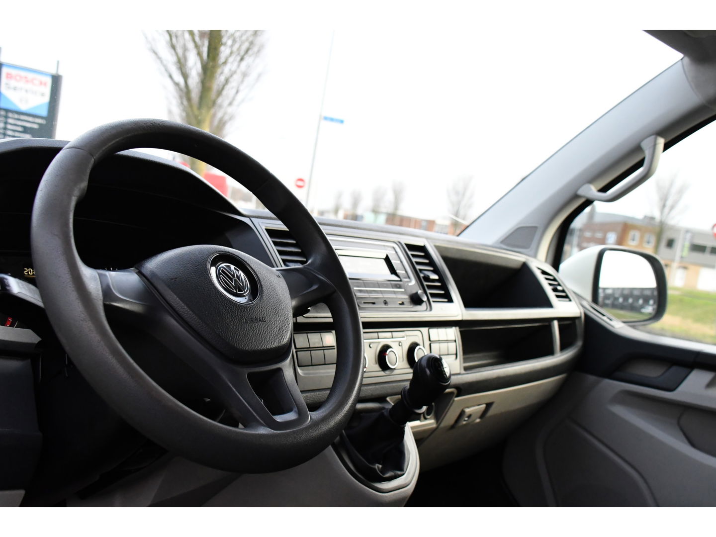 Volkswagen Transporter 2.0 TDI L2H1 DC Edition Cruise, Sensoren, Trekhaak, Airco, 85pk, Radio, Direct leverbaar!