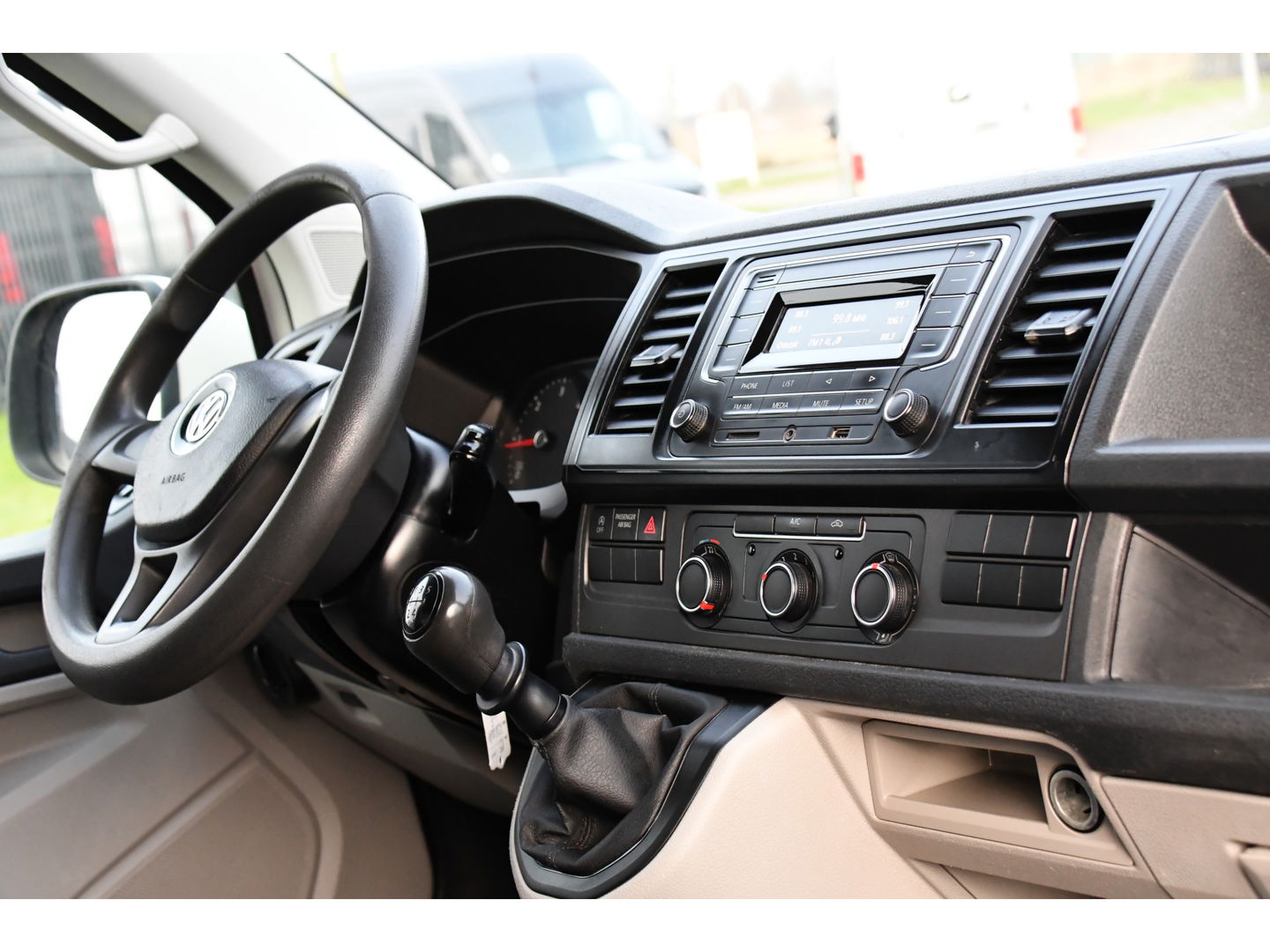 Volkswagen Transporter 2.0 TDI L2H1 DC Edition Cruise, Sensoren, Trekhaak, Airco, 85pk, Radio, Direct leverbaar!