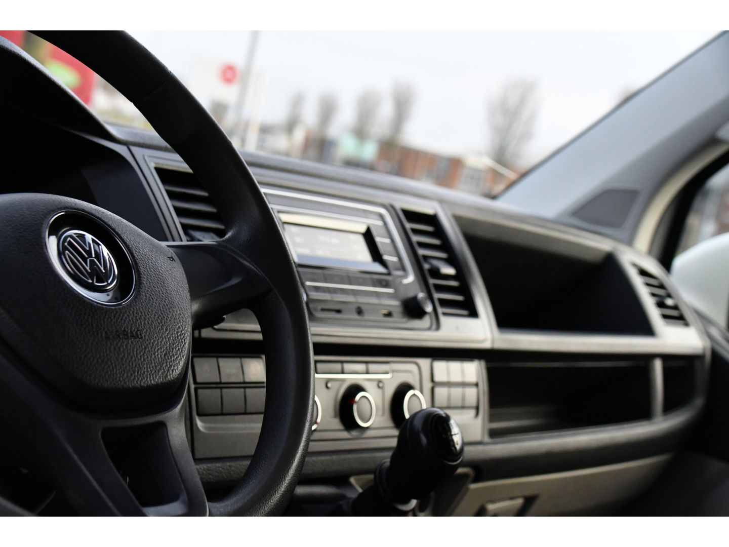 Volkswagen Transporter 2.0 TDI L2H1 DC Edition Cruise, Sensoren, Trekhaak, Airco, 85pk, Radio, Direct leverbaar!