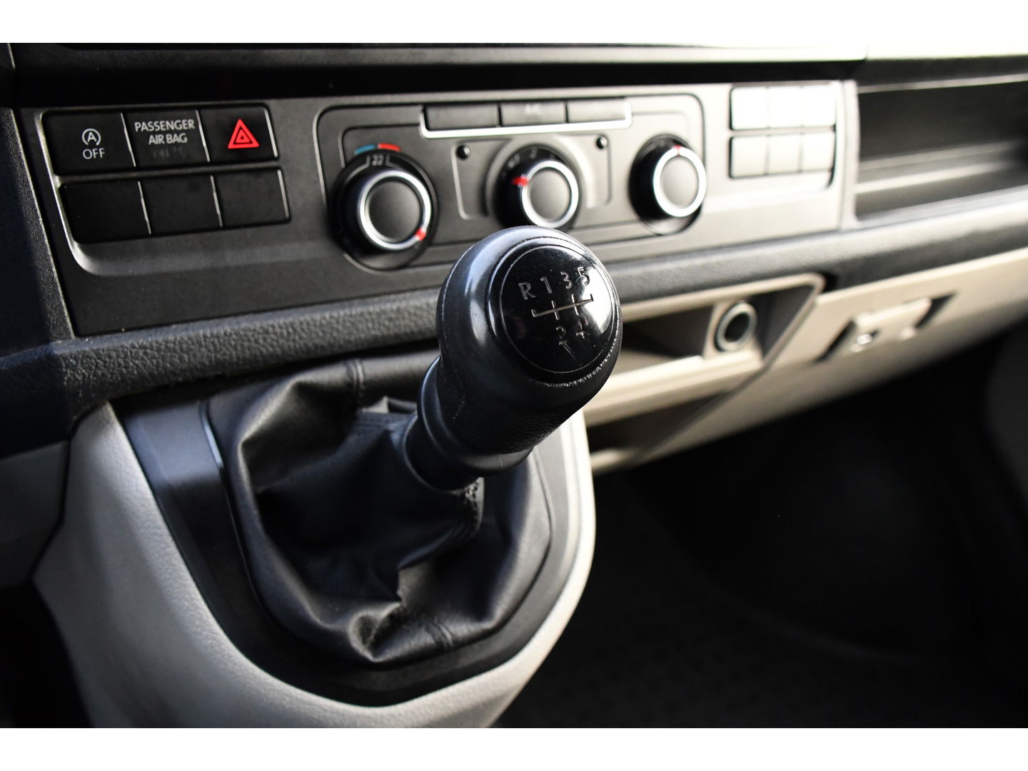 Volkswagen Transporter 2.0 TDI L2H1 DC Edition Cruise, Sensoren, Trekhaak, Airco, 85pk, Radio, Direct leverbaar!