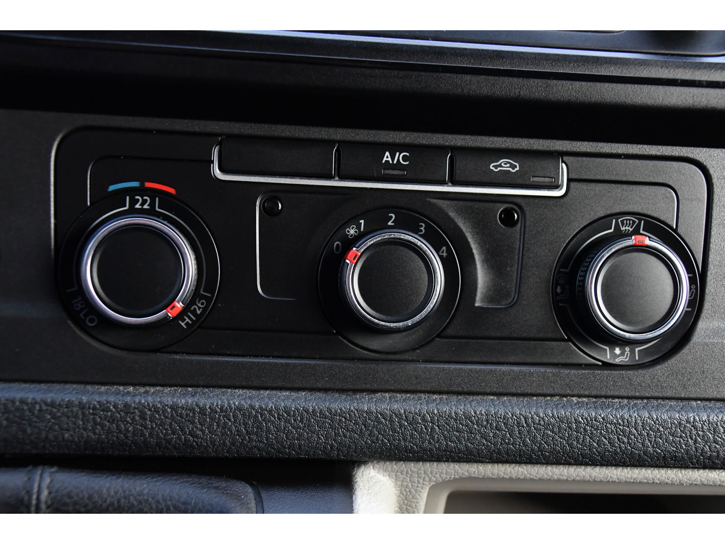 Volkswagen Transporter 2.0 TDI L2H1 DC Edition Cruise, Sensoren, Trekhaak, Airco, 85pk, Radio, Direct leverbaar!