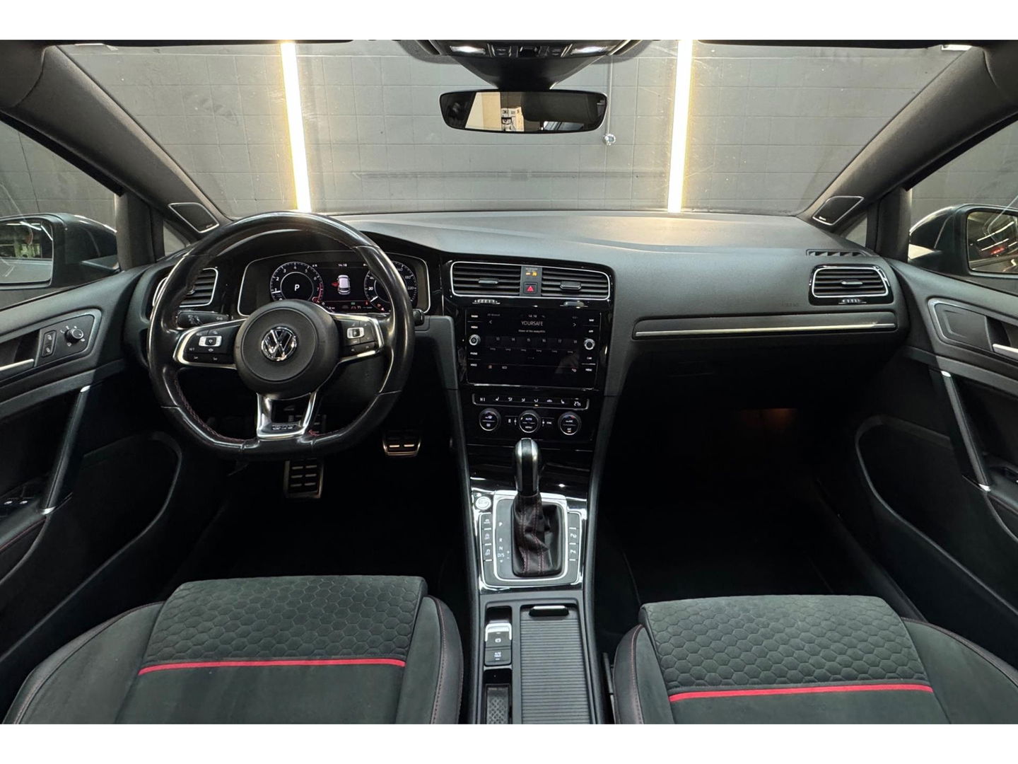 Volkswagen Golf 2.0 TSI GTI Performance Pano|Dynaudio|DCC|Dodehoek|ACC|Lane Assist|Camera|ParkPilot|Standkachel|Sfeer|Stoelver