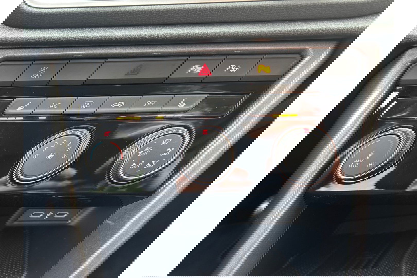 Volkswagen T-Roc 1.0 TSI LIFE EDITION AIRCO LMV PDC CARPLAY STOELVW ALCANTARA