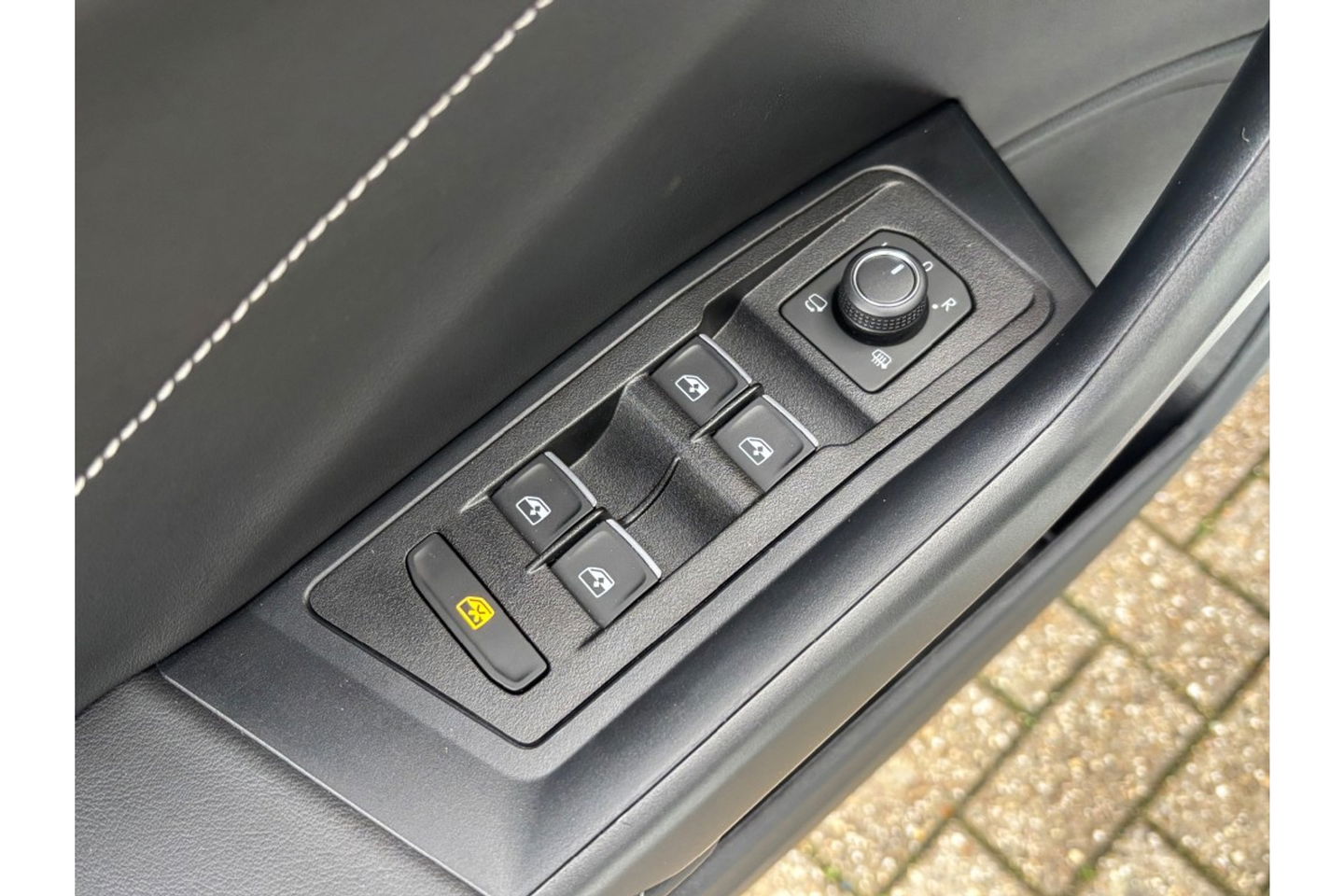 Volkswagen T-Roc 1.0 TSI LIFE EDITION AIRCO LMV PDC CARPLAY STOELVW ALCANTARA