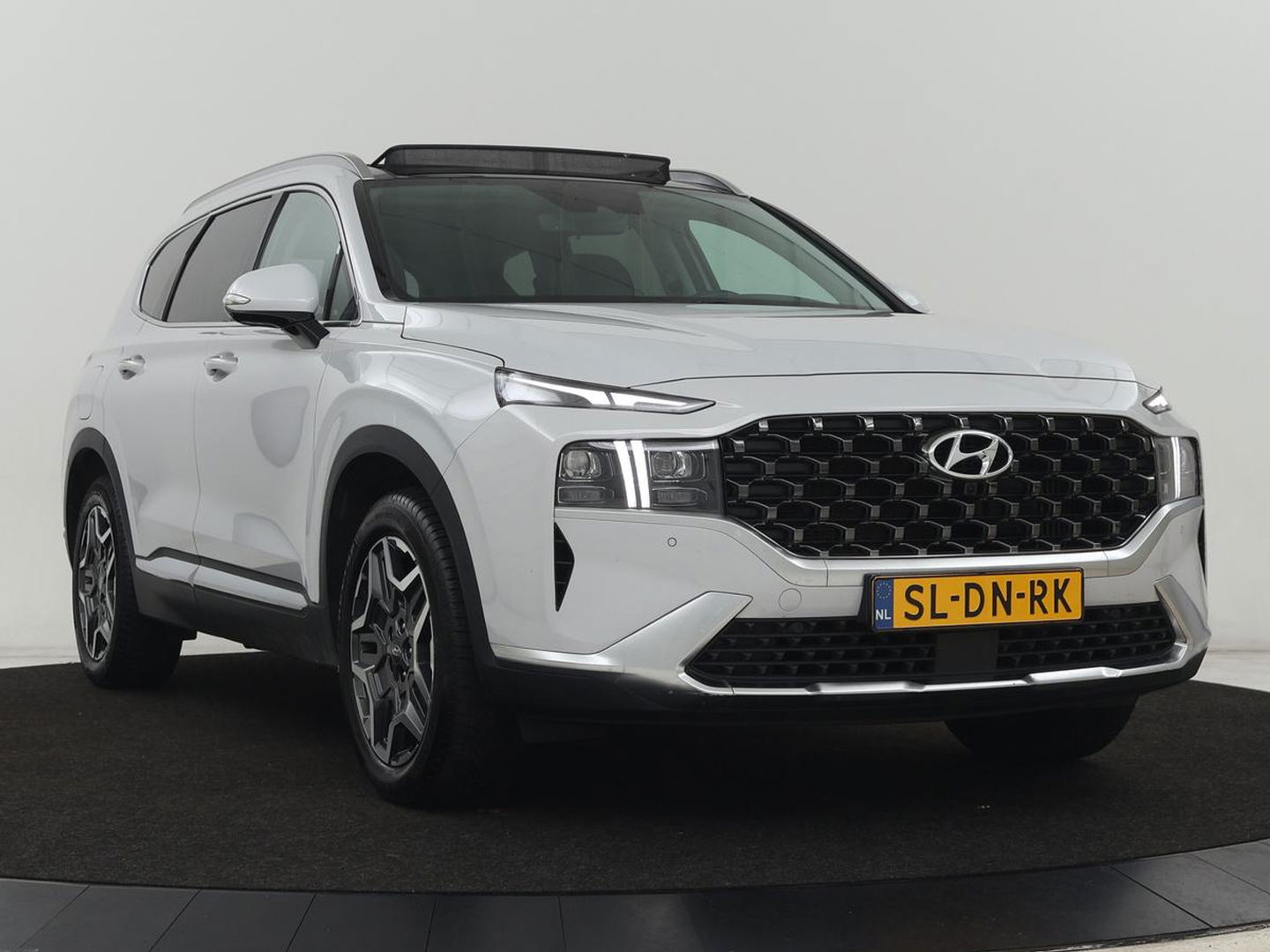 Hyundai Santa Fe 1.6 T-GDI PHEV Premium Sky | Panoramadak | Stoelventilatie | Head-Up | Leder | Krell Audio | 360 Camera | Plug In