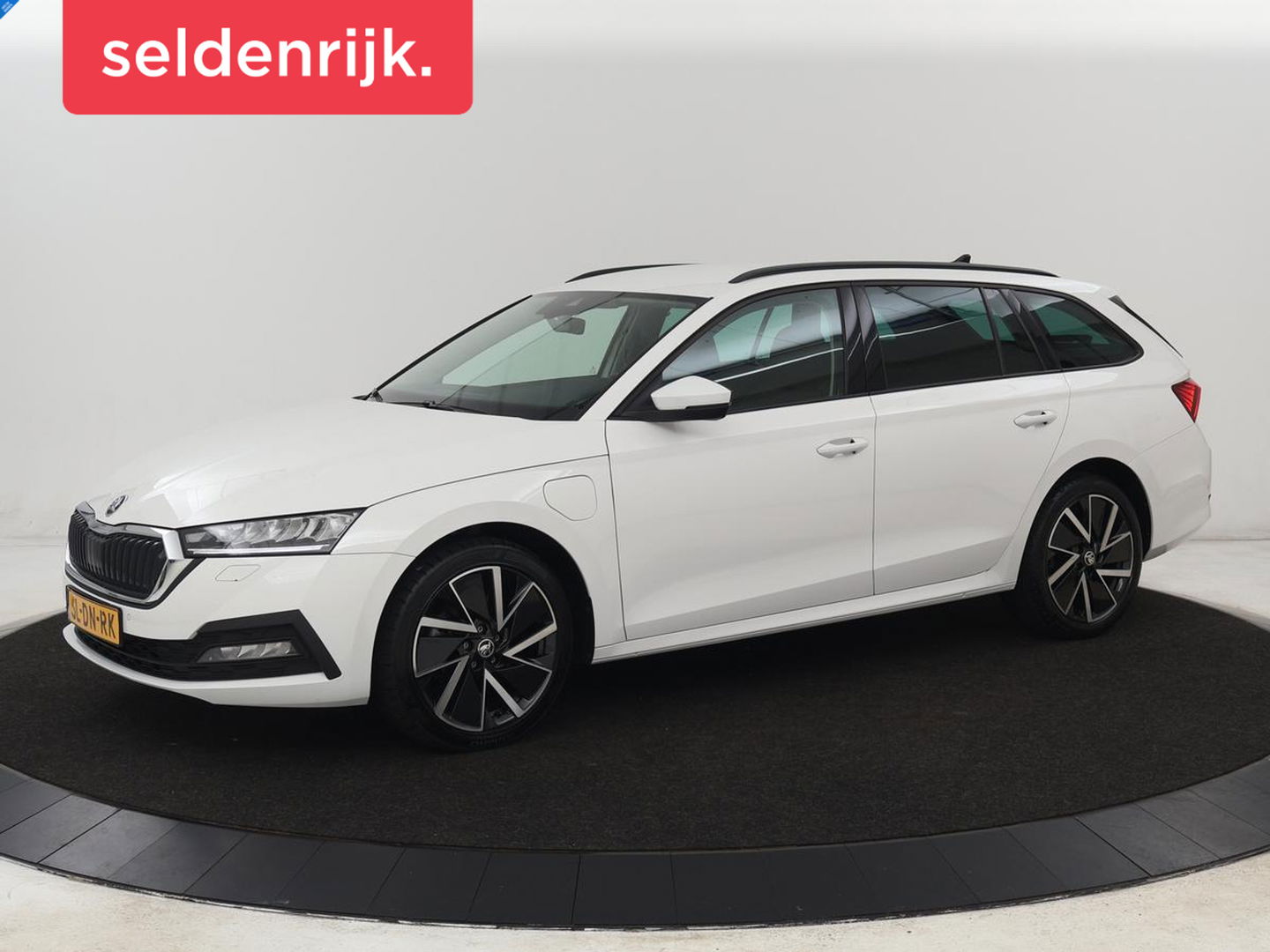 Škoda Octavia 1.4 TSI iV PHEV Business Edition | Trekhaak | Stoel & stuuverwarming | Camera | Carplay | Navigatie | Virtual Cockpit | Full LED | Achterbankverwarming | Plug In
