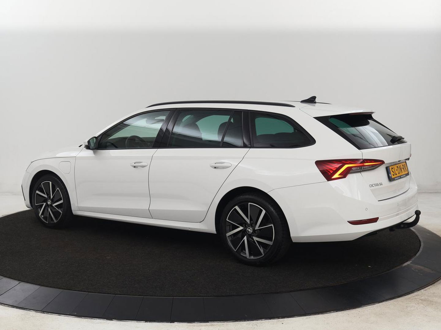 Škoda Octavia 1.4 TSI iV PHEV Business Edition | Trekhaak | Stoel & stuuverwarming | Camera | Carplay | Navigatie | Virtual Cockpit | Full LED | Achterbankverwarming | Plug In