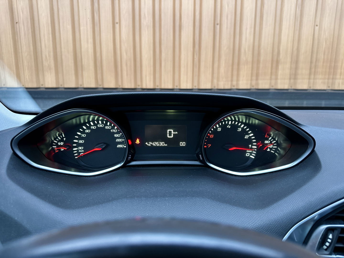 Peugeot 308 1.2 PureTech Style | Handel / Export | Glazen Panoramadak | Cruise Control | Parkeersensoren | Achteruitrijcamera | Navigatie | Bluetooth | 16" Lichtmetaal |