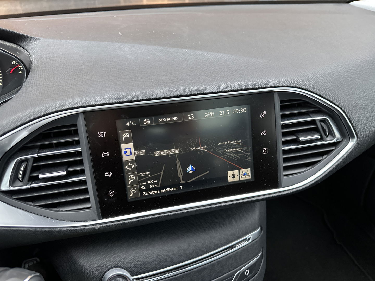 Peugeot 308 1.2 PureTech Style | Handel / Export | Glazen Panoramadak | Cruise Control | Parkeersensoren | Achteruitrijcamera | Navigatie | Bluetooth | 16" Lichtmetaal |