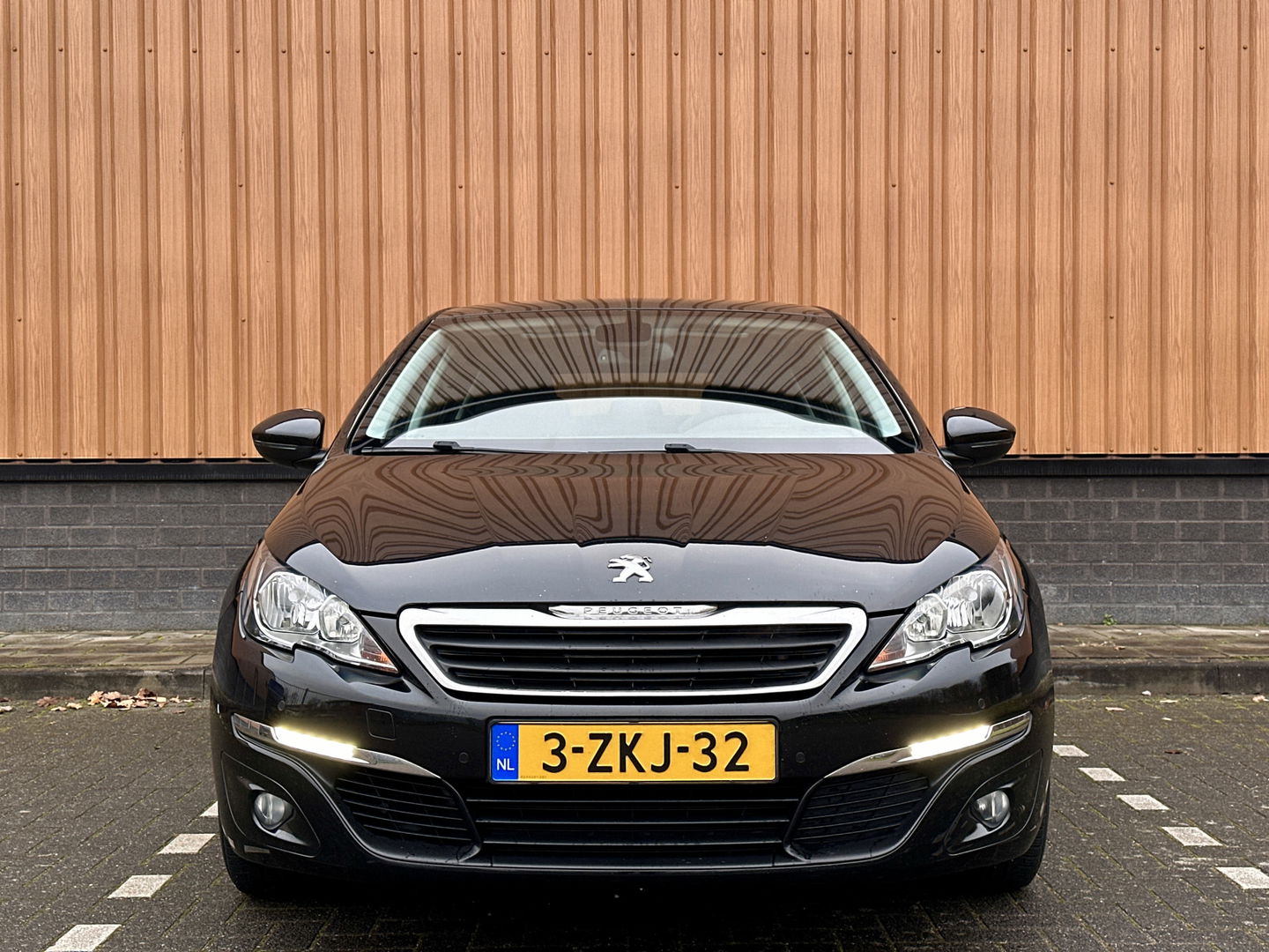 Peugeot 308 1.2 PureTech Style | Handel / Export | Glazen Panoramadak | Cruise Control | Parkeersensoren | Achteruitrijcamera | Navigatie | Bluetooth | 16" Lichtmetaal |