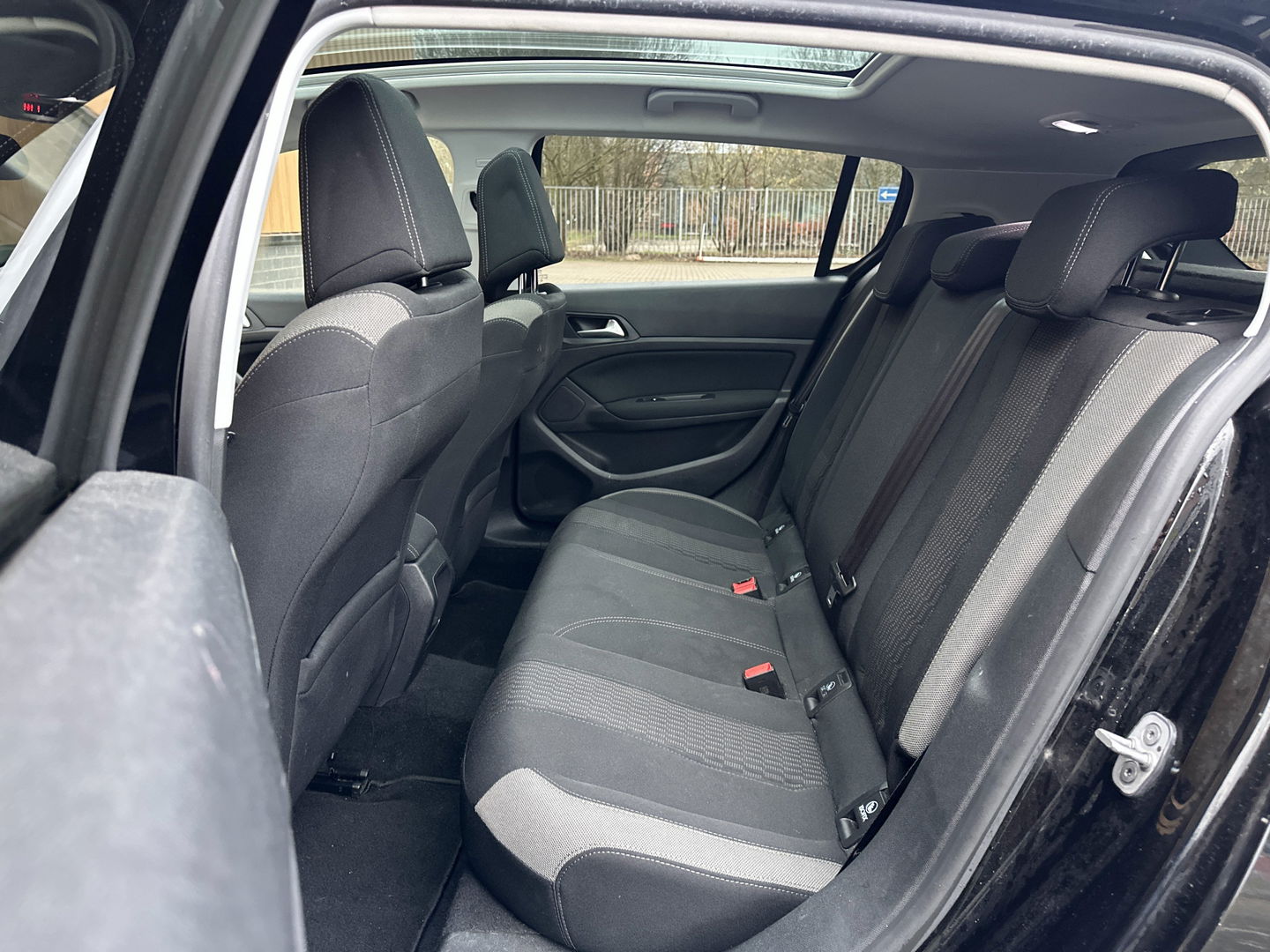 Peugeot 308 1.2 PureTech Style | Handel / Export | Glazen Panoramadak | Cruise Control | Parkeersensoren | Achteruitrijcamera | Navigatie | Bluetooth | 16" Lichtmetaal |