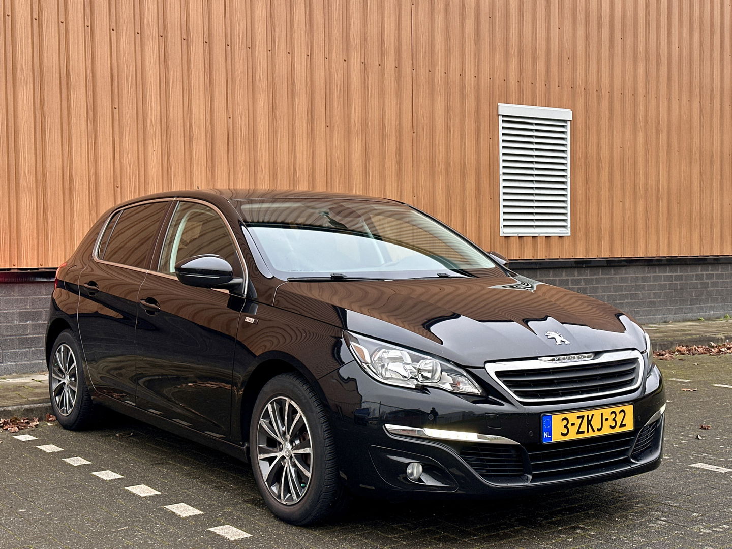 Peugeot 308 1.2 PureTech Style | Handel / Export | Glazen Panoramadak | Cruise Control | Parkeersensoren | Achteruitrijcamera | Navigatie | Bluetooth | 16" Lichtmetaal |