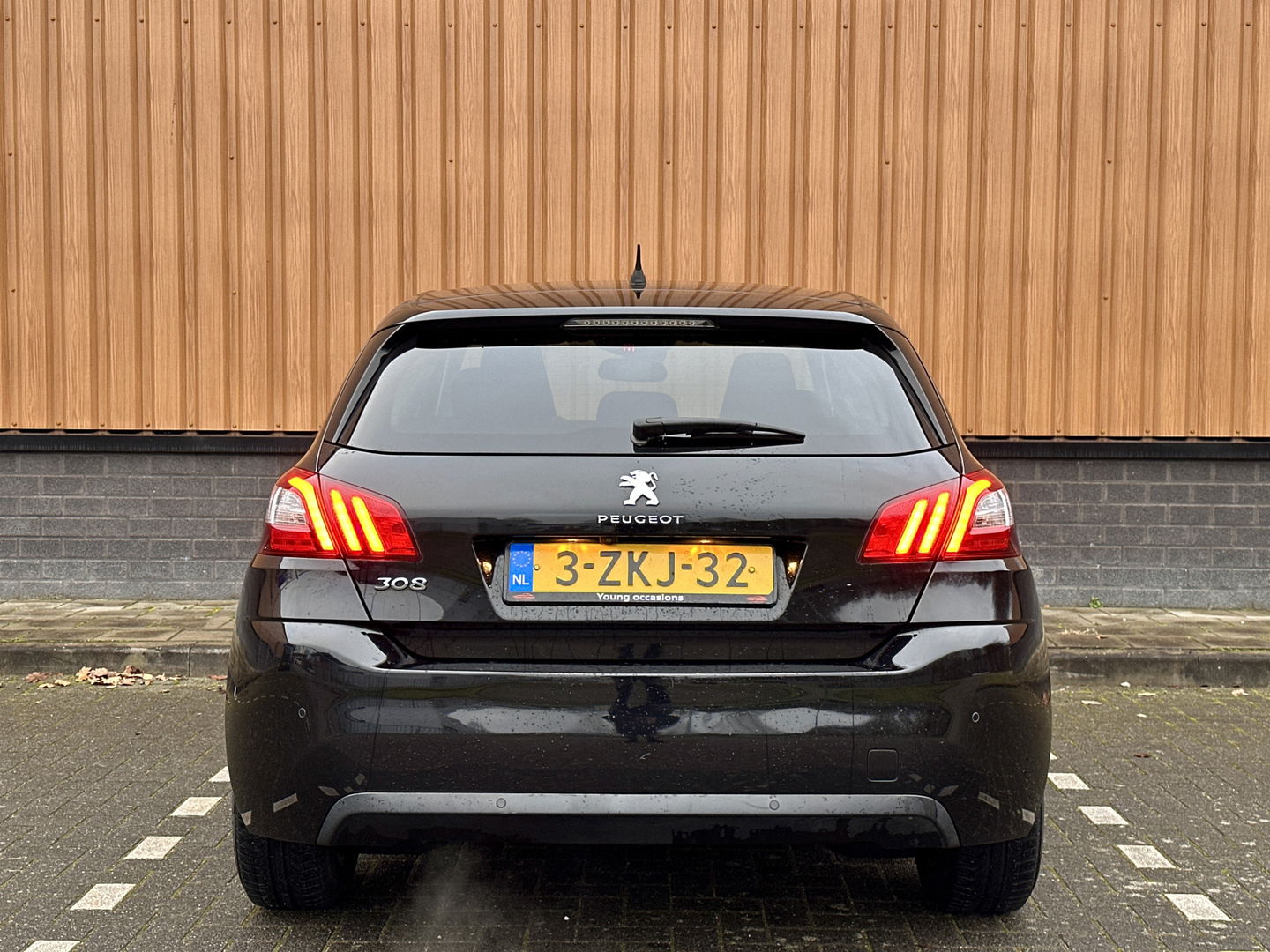 Peugeot 308 1.2 PureTech Style | Handel / Export | Glazen Panoramadak | Cruise Control | Parkeersensoren | Achteruitrijcamera | Navigatie | Bluetooth | 16" Lichtmetaal |