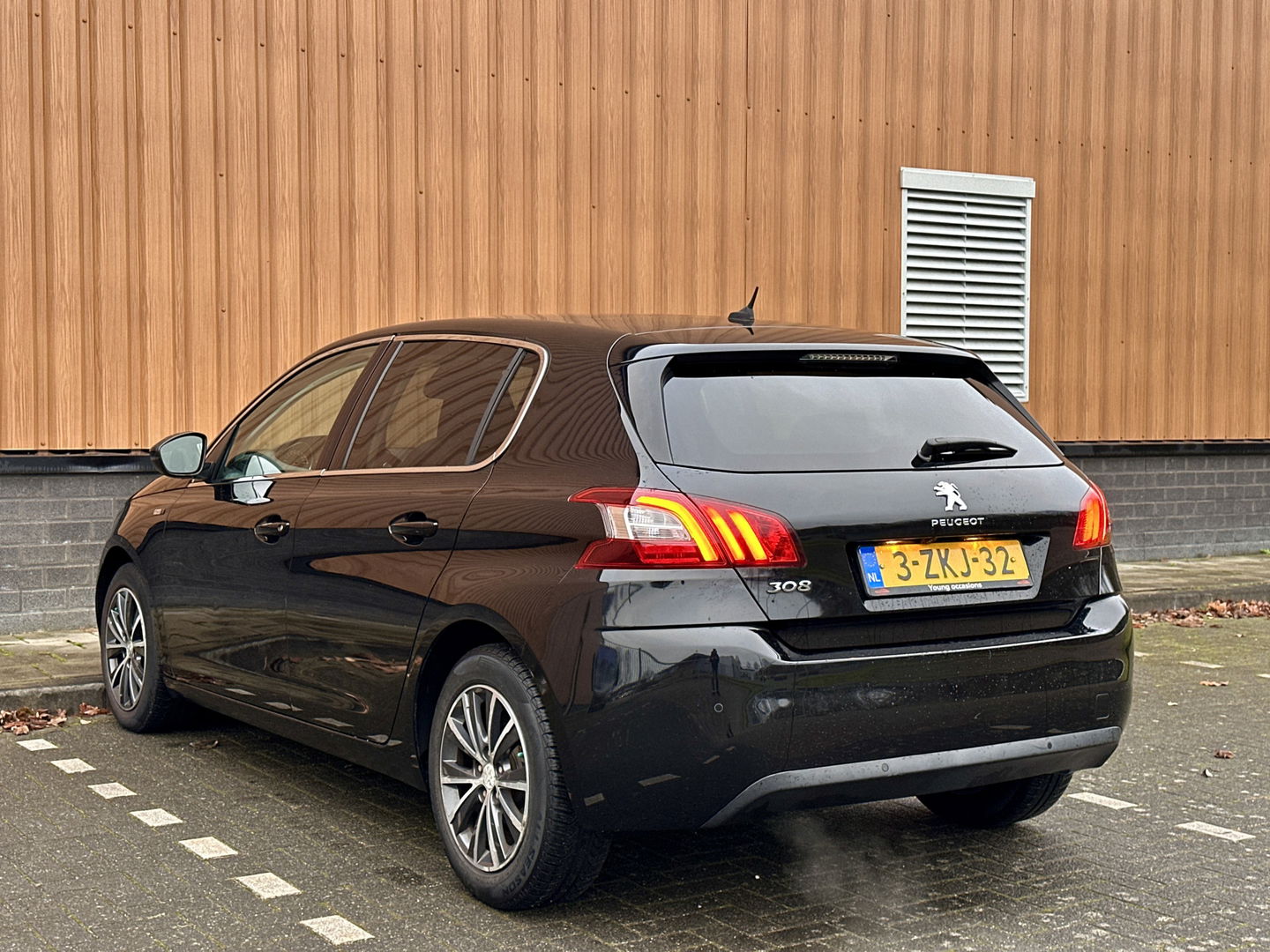 Peugeot 308 1.2 PureTech Style | Handel / Export | Glazen Panoramadak | Cruise Control | Parkeersensoren | Achteruitrijcamera | Navigatie | Bluetooth | 16" Lichtmetaal |