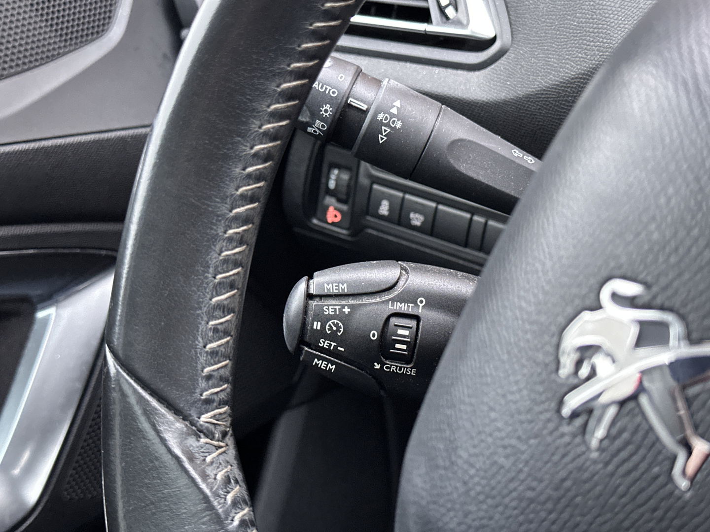 Peugeot 308 1.2 PureTech Style | Handel / Export | Glazen Panoramadak | Cruise Control | Parkeersensoren | Achteruitrijcamera | Navigatie | Bluetooth | 16" Lichtmetaal |