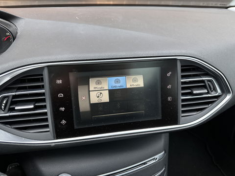 Peugeot 308 1.2 PureTech Style | Handel / Export | Glazen Panoramadak | Cruise Control | Parkeersensoren | Achteruitrijcamera | Navigatie | Bluetooth | 16" Lichtmetaal |