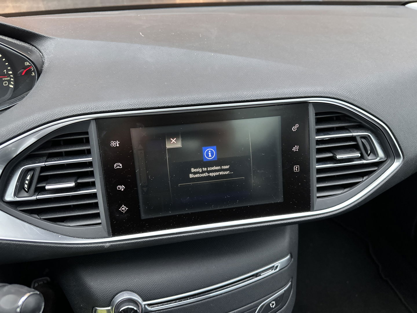 Peugeot 308 1.2 PureTech Style | Handel / Export | Glazen Panoramadak | Cruise Control | Parkeersensoren | Achteruitrijcamera | Navigatie | Bluetooth | 16" Lichtmetaal |