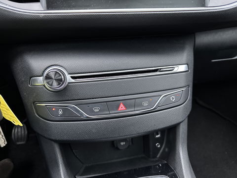 Peugeot 308 1.2 PureTech Style | Handel / Export | Glazen Panoramadak | Cruise Control | Parkeersensoren | Achteruitrijcamera | Navigatie | Bluetooth | 16" Lichtmetaal |