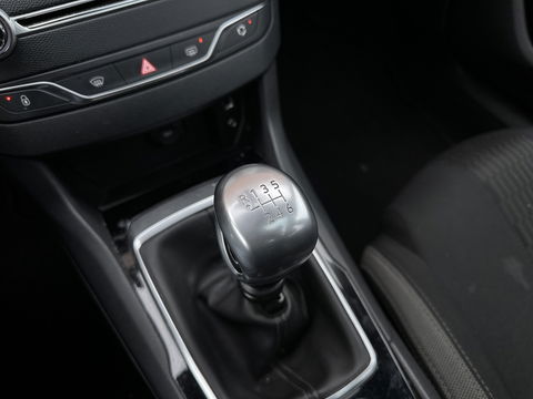 Peugeot 308 1.2 PureTech Style | Handel / Export | Glazen Panoramadak | Cruise Control | Parkeersensoren | Achteruitrijcamera | Navigatie | Bluetooth | 16" Lichtmetaal |