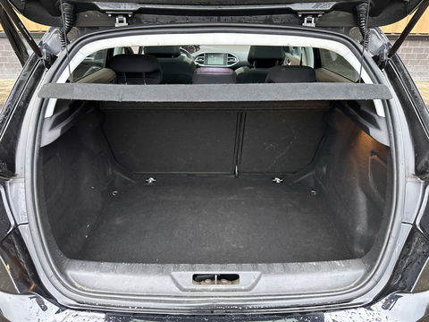 Peugeot 308 1.2 PureTech Style | Handel / Export | Glazen Panoramadak | Cruise Control | Parkeersensoren | Achteruitrijcamera | Navigatie | Bluetooth | 16" Lichtmetaal |