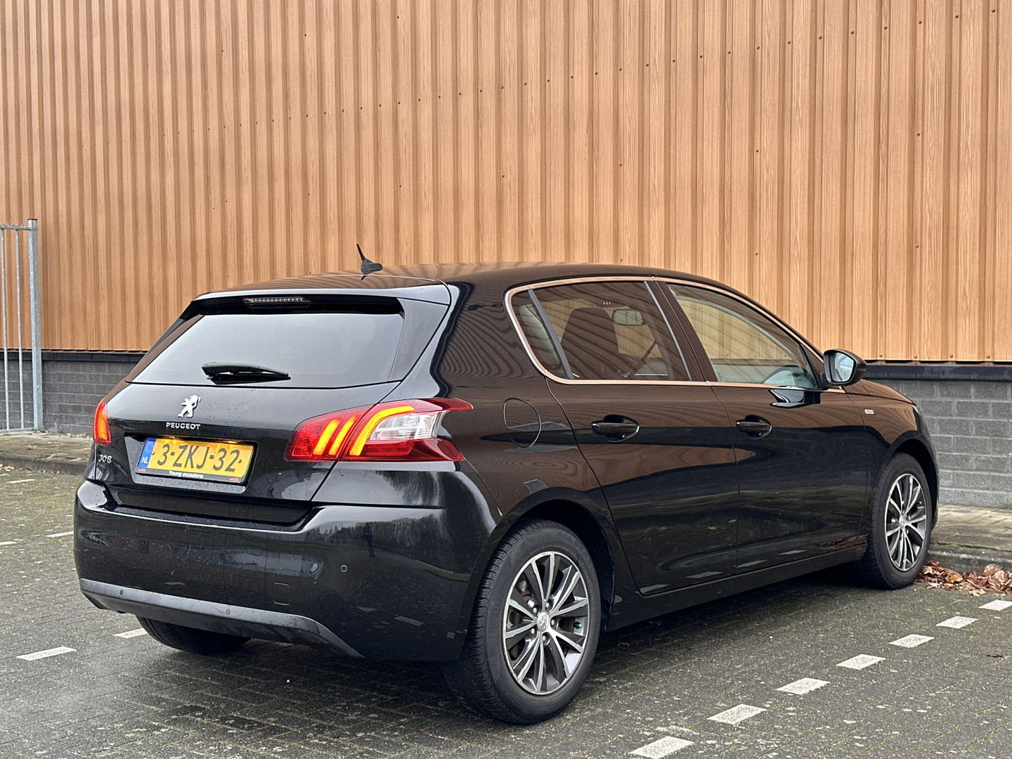 Peugeot 308 1.2 PureTech Style | Handel / Export | Glazen Panoramadak | Cruise Control | Parkeersensoren | Achteruitrijcamera | Navigatie | Bluetooth | 16" Lichtmetaal |