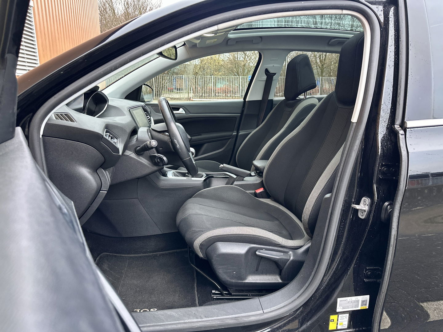 Peugeot 308 1.2 PureTech Style | Handel / Export | Glazen Panoramadak | Cruise Control | Parkeersensoren | Achteruitrijcamera | Navigatie | Bluetooth | 16" Lichtmetaal |