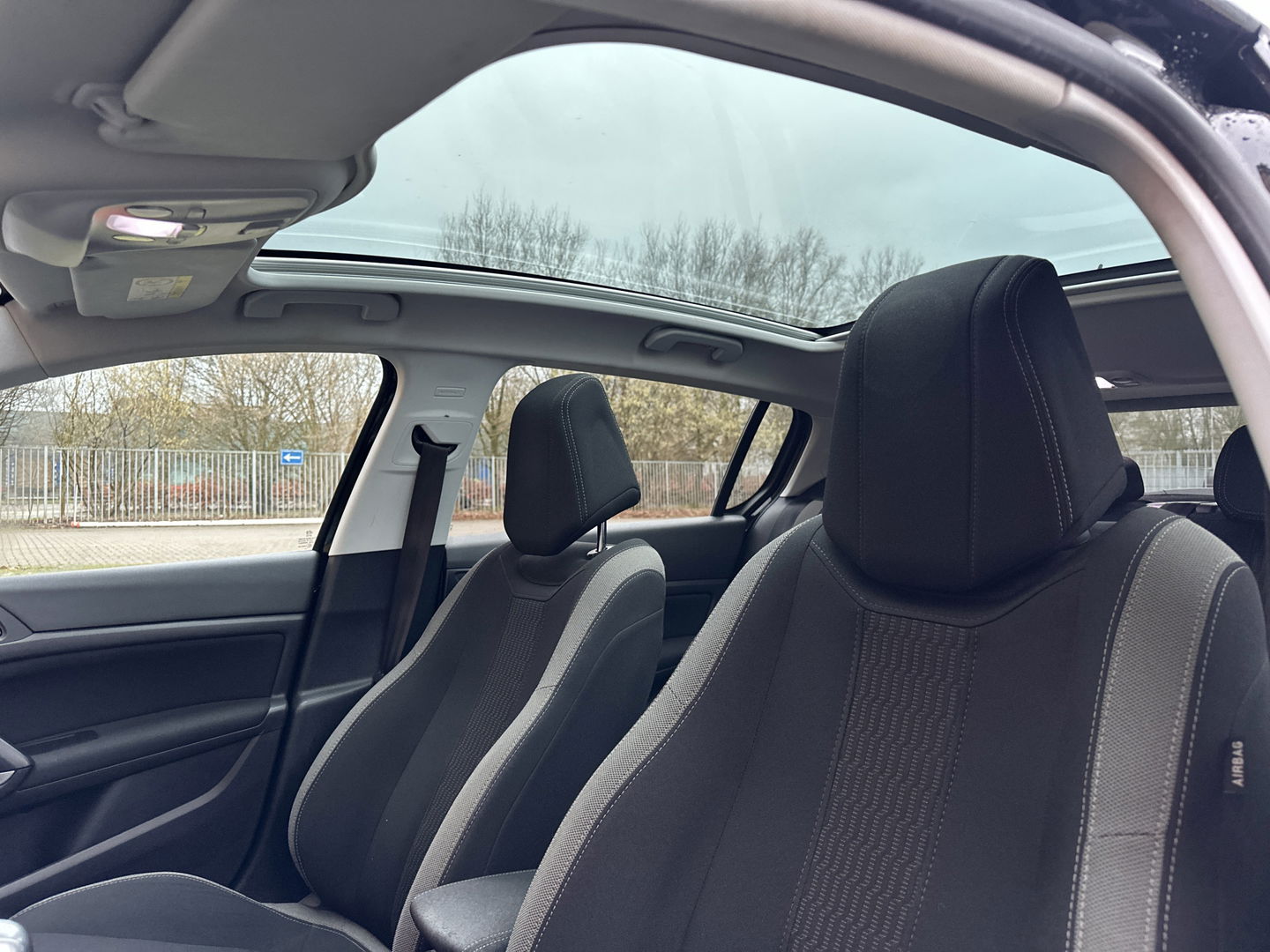 Peugeot 308 1.2 PureTech Style | Handel / Export | Glazen Panoramadak | Cruise Control | Parkeersensoren | Achteruitrijcamera | Navigatie | Bluetooth | 16" Lichtmetaal |