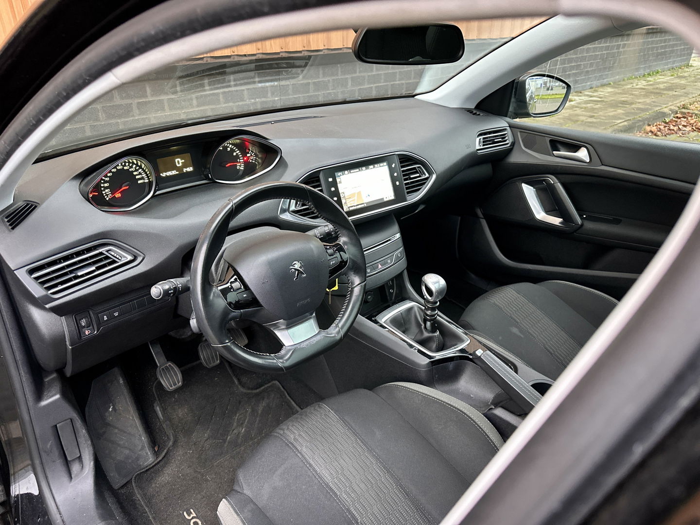 Peugeot 308 1.2 PureTech Style | Handel / Export | Glazen Panoramadak | Cruise Control | Parkeersensoren | Achteruitrijcamera | Navigatie | Bluetooth | 16" Lichtmetaal |