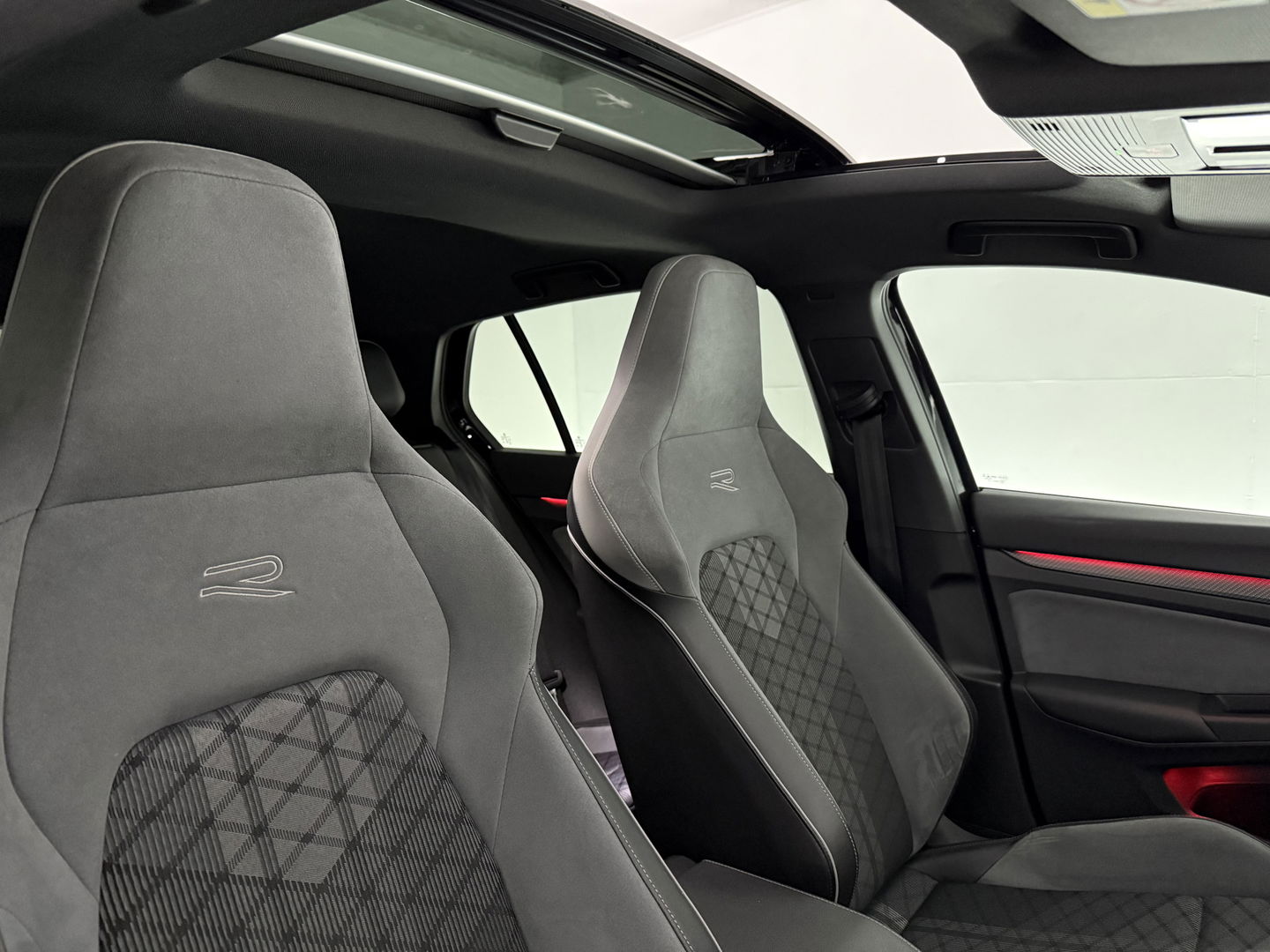 Volkswagen Golf 1.5 eTSI R-Line | Pano | Sfeer | Virtual | Clima | Adap.Cruise | Carplay | Parkeersens.