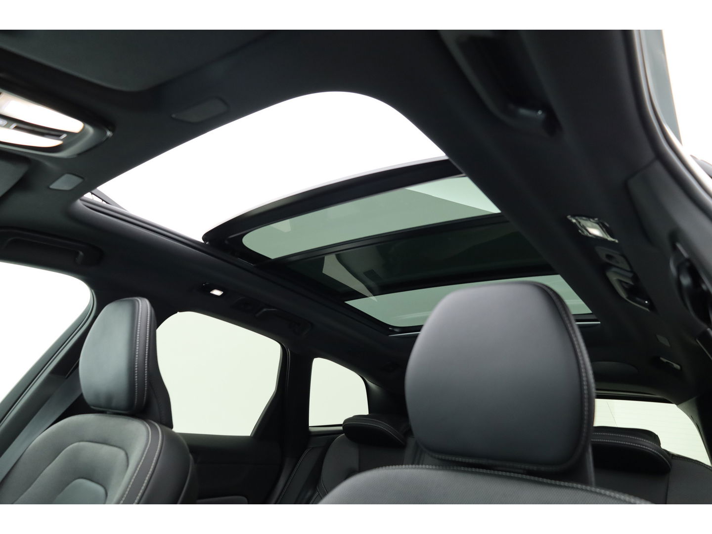 Volvo XC60 T8 Plug-in hybrid Ultra Black Edition | Facelift | Pano | HUD | Harman Kardon | Memory Seats | Pilot Assist | 360cam