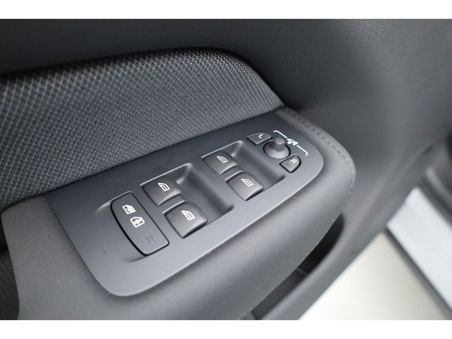 Volvo XC60 T8 Plug-in hybrid Ultra Black Edition | Facelift | Pano | HUD | Harman Kardon | Memory Seats | Pilot Assist | 360cam