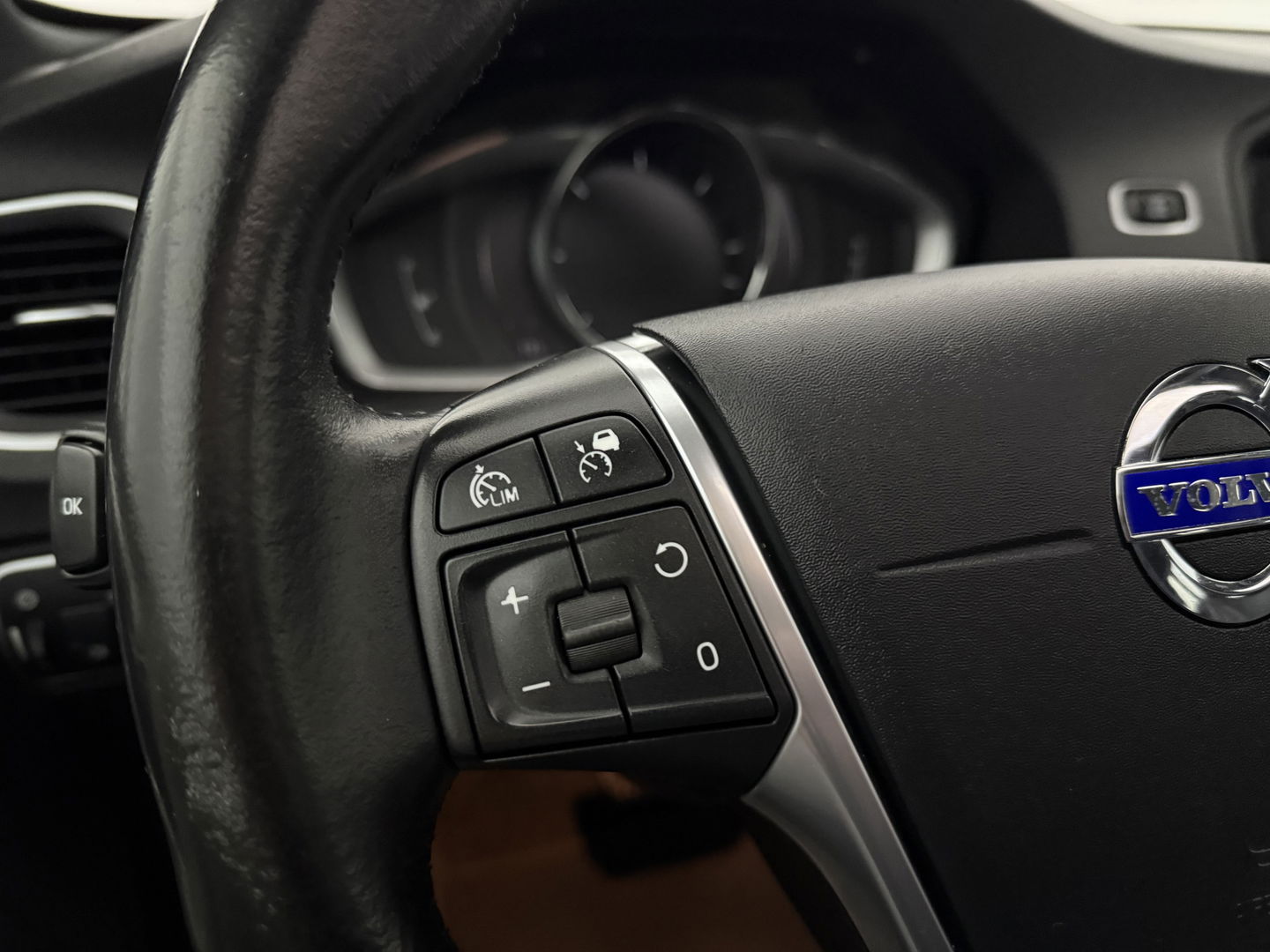 Volvo V60 2.4 D6 Twin Engine R-Design | 221PK | Pano | Memory | Clima | Adap.Cruise | Camera | Navi | Trekh. | Stoelverw.