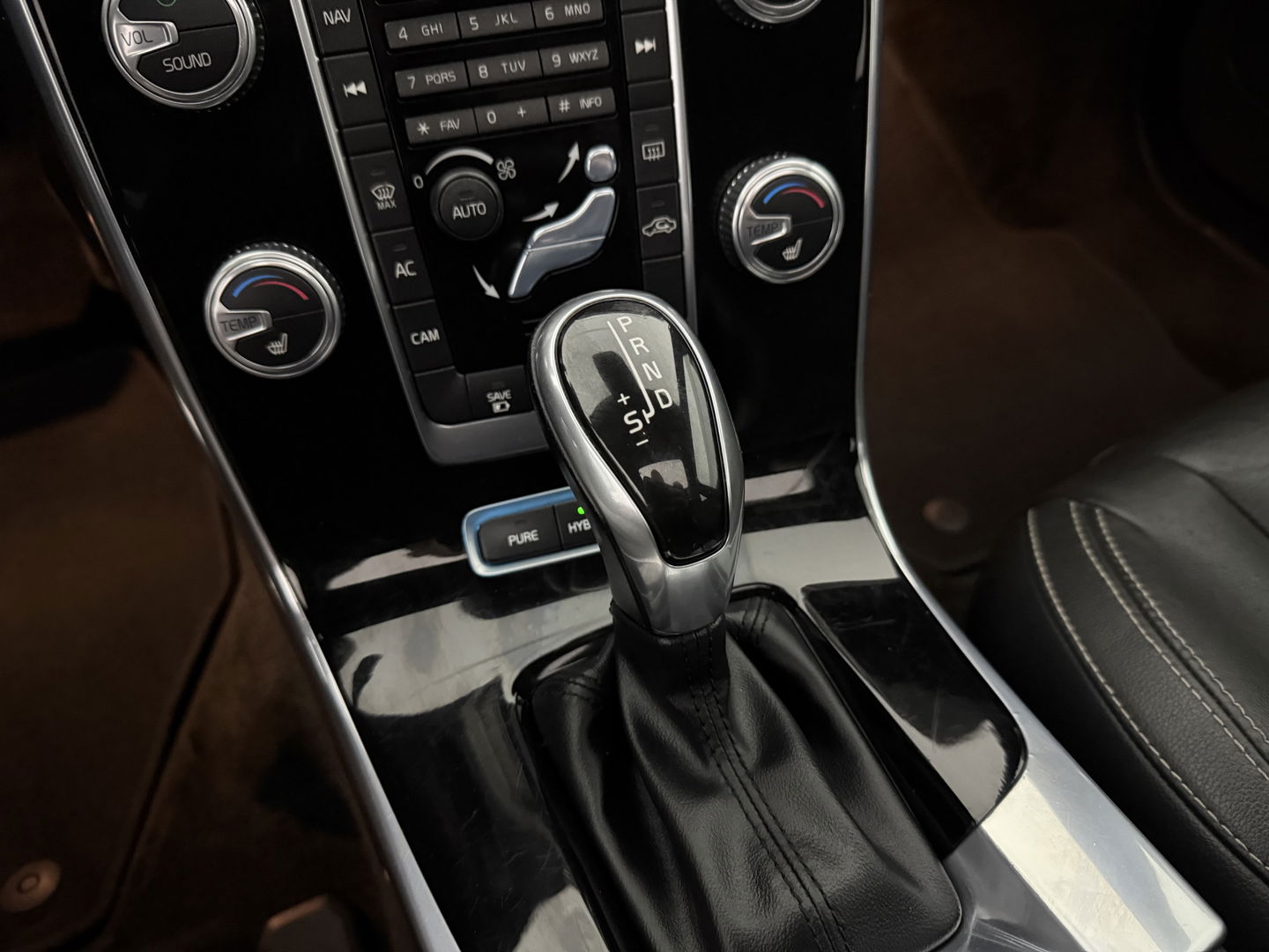 Volvo V60 2.4 D6 Twin Engine R-Design | 221PK | Pano | Memory | Clima | Adap.Cruise | Camera | Navi | Trekh. | Stoelverw.