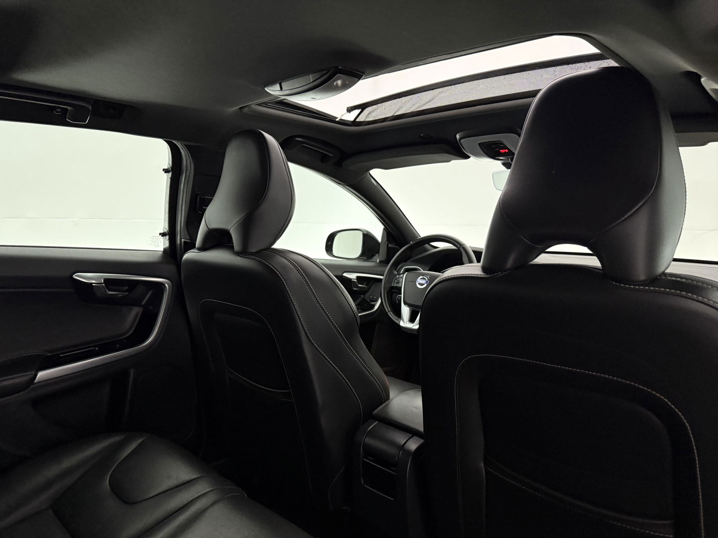 Volvo V60 2.4 D6 Twin Engine R-Design | 221PK | Pano | Memory | Clima | Adap.Cruise | Camera | Navi | Trekh. | Stoelverw.