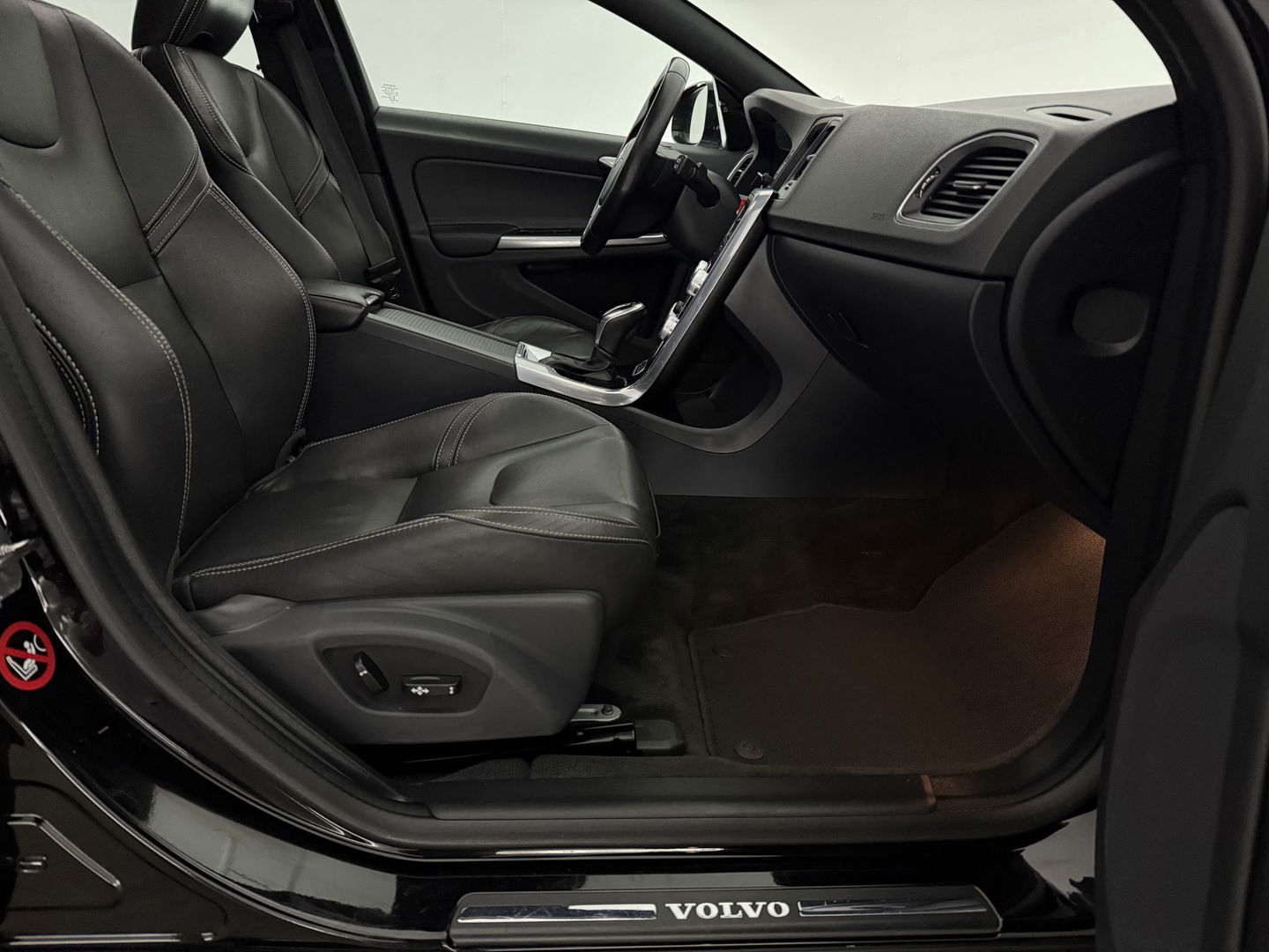 Volvo V60 2.4 D6 Twin Engine R-Design | 221PK | Pano | Memory | Clima | Adap.Cruise | Camera | Navi | Trekh. | Stoelverw.