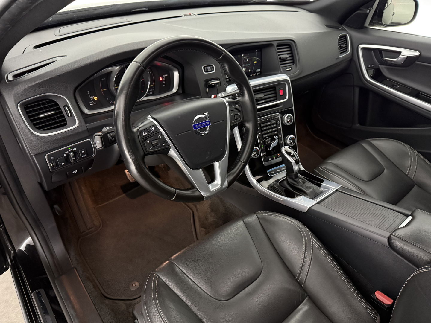 Volvo V60 2.4 D6 Twin Engine R-Design | 221PK | Pano | Memory | Clima | Adap.Cruise | Camera | Navi | Trekh. | Stoelverw.