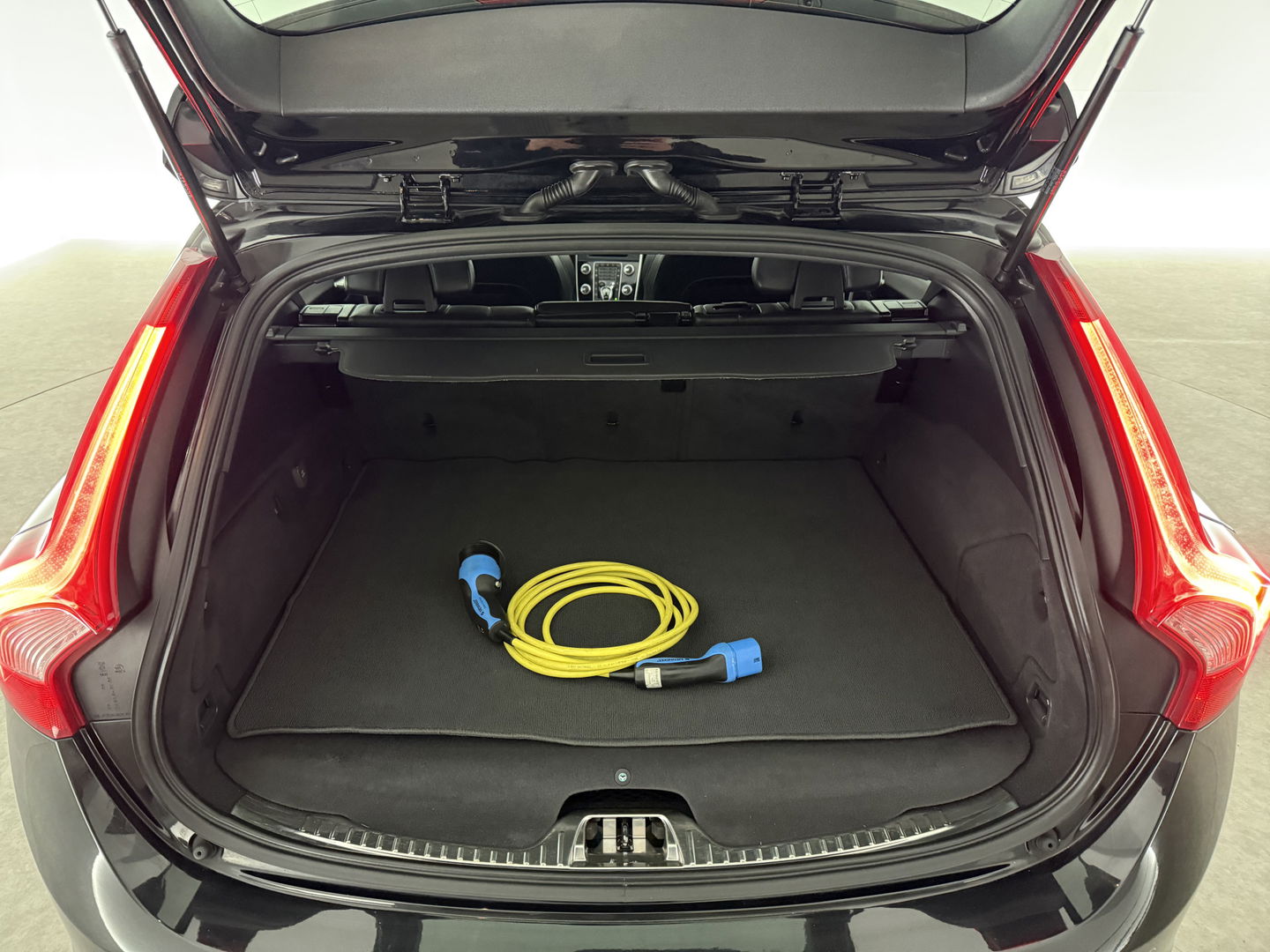 Volvo V60 2.4 D6 Twin Engine R-Design | 221PK | Pano | Memory | Clima | Adap.Cruise | Camera | Navi | Trekh. | Stoelverw.