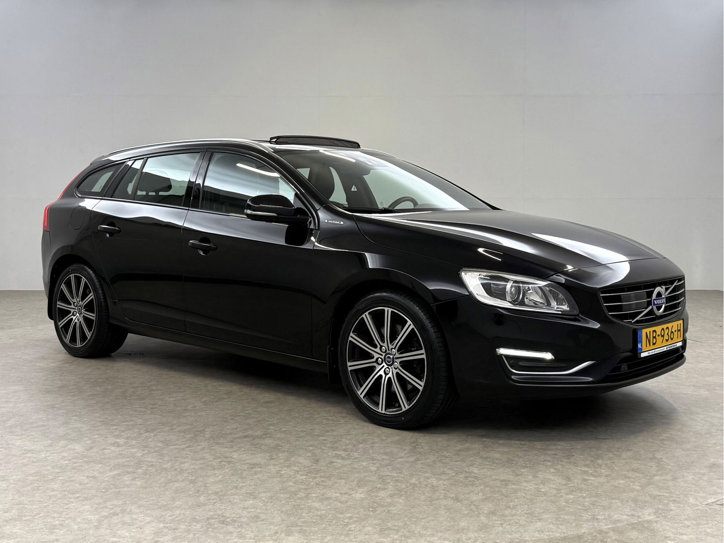 Volvo V60 2.4 D6 Twin Engine R-Design | 221PK | Pano | Memory | Clima | Adap.Cruise | Camera | Navi | Trekh. | Stoelverw.