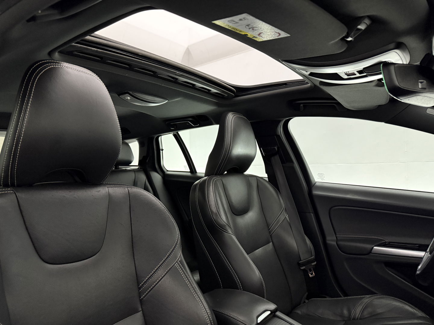 Volvo V60 2.4 D6 Twin Engine R-Design | 221PK | Pano | Memory | Clima | Adap.Cruise | Camera | Navi | Trekh. | Stoelverw.