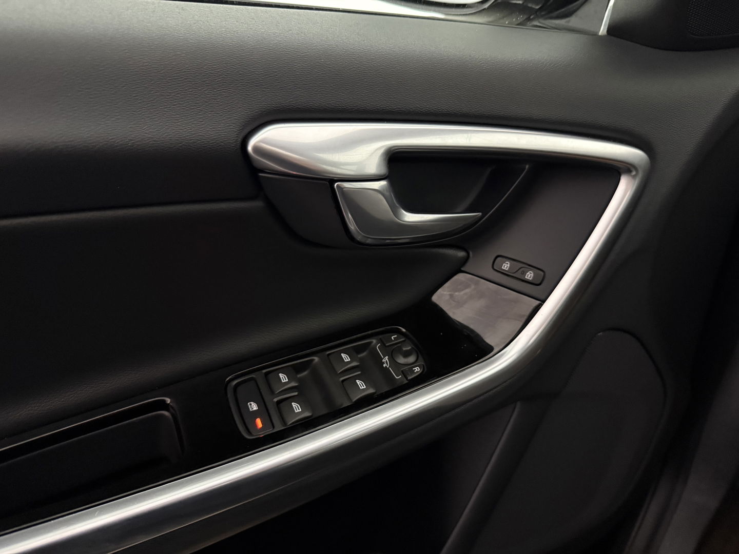 Volvo V60 2.4 D6 Twin Engine R-Design | 221PK | Pano | Memory | Clima | Adap.Cruise | Camera | Navi | Trekh. | Stoelverw.