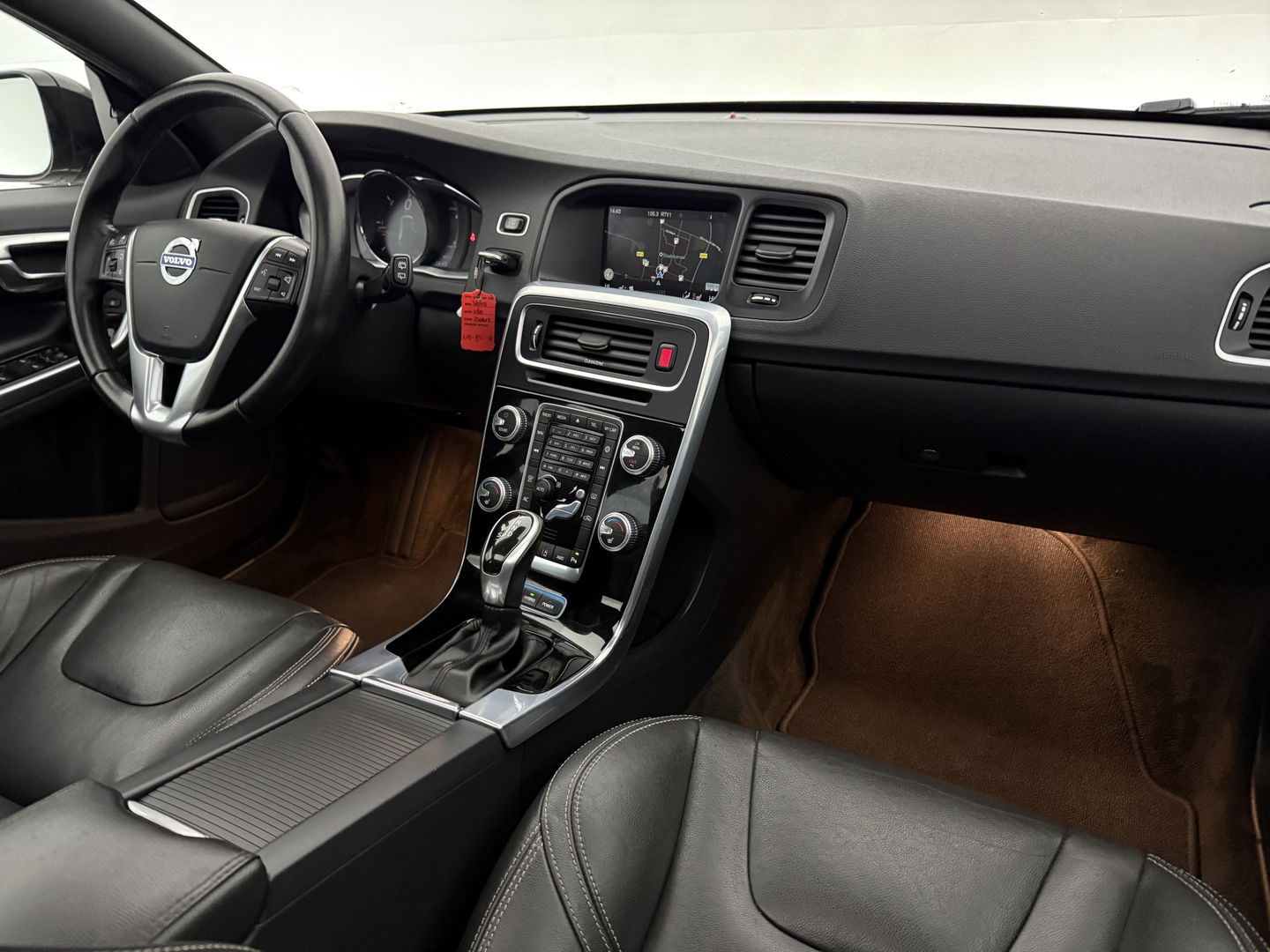 Volvo V60 2.4 D6 Twin Engine R-Design | 221PK | Pano | Memory | Clima | Adap.Cruise | Camera | Navi | Trekh. | Stoelverw.