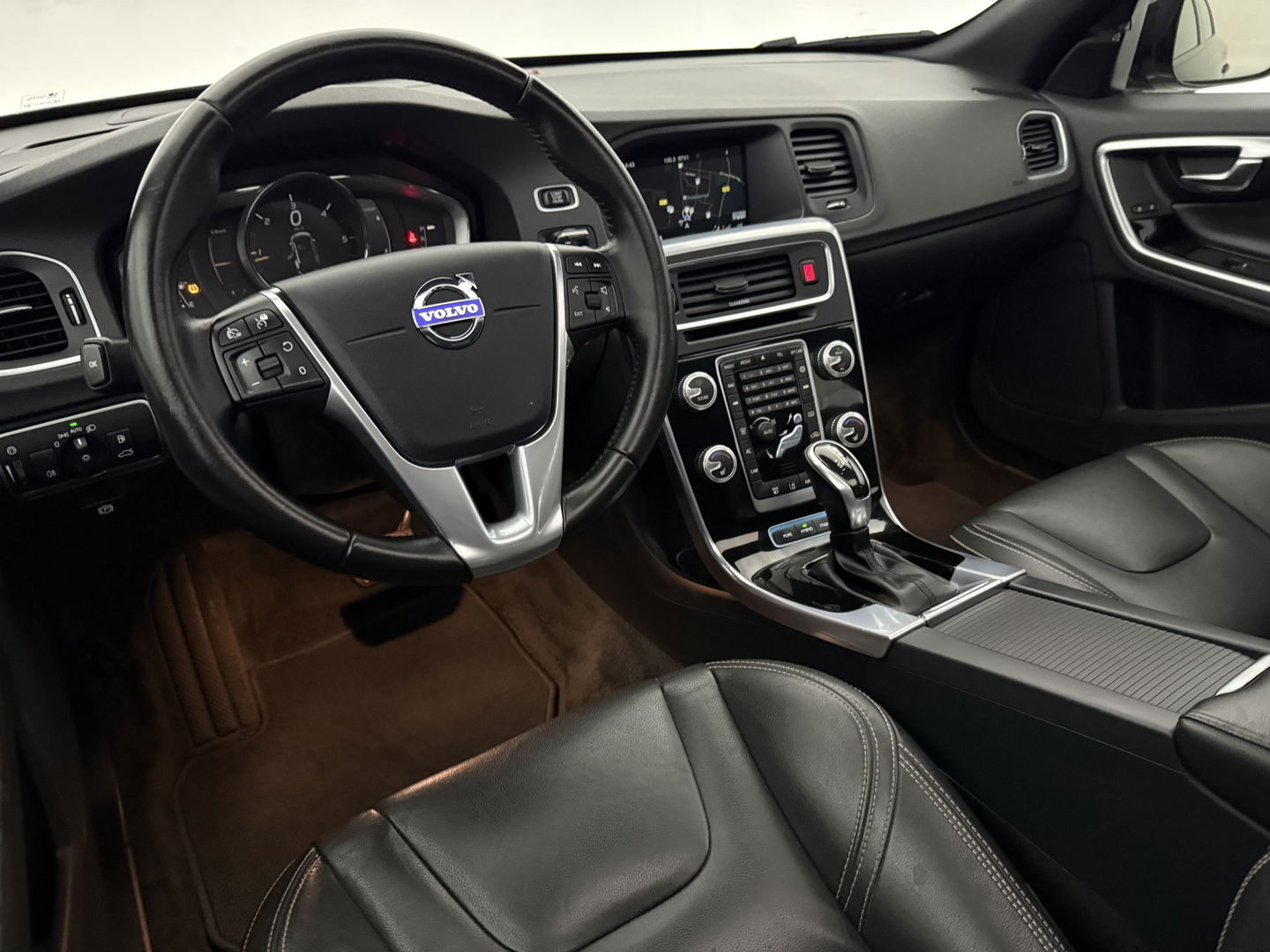 Volvo V60 2.4 D6 Twin Engine R-Design | 221PK | Pano | Memory | Clima | Adap.Cruise | Camera | Navi | Trekh. | Stoelverw.