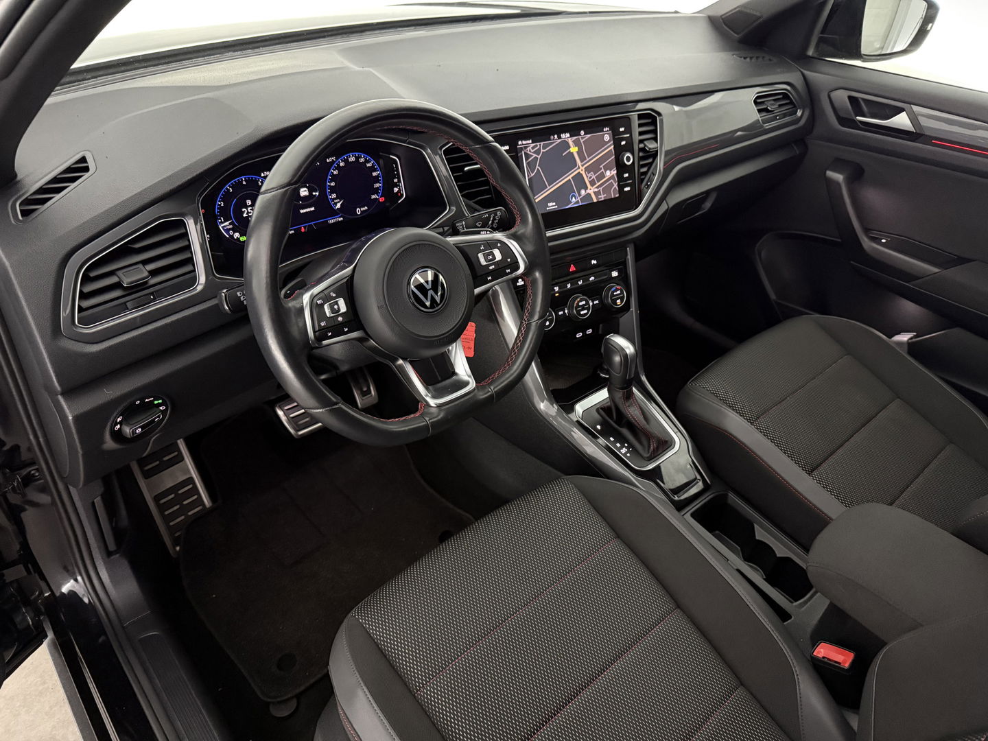 Volkswagen T-Roc 1.5 TSI R-Line | Pano | Sfeer | Virtual | Trekh. | Carplay | Adap. Cruise | Navi | NAP