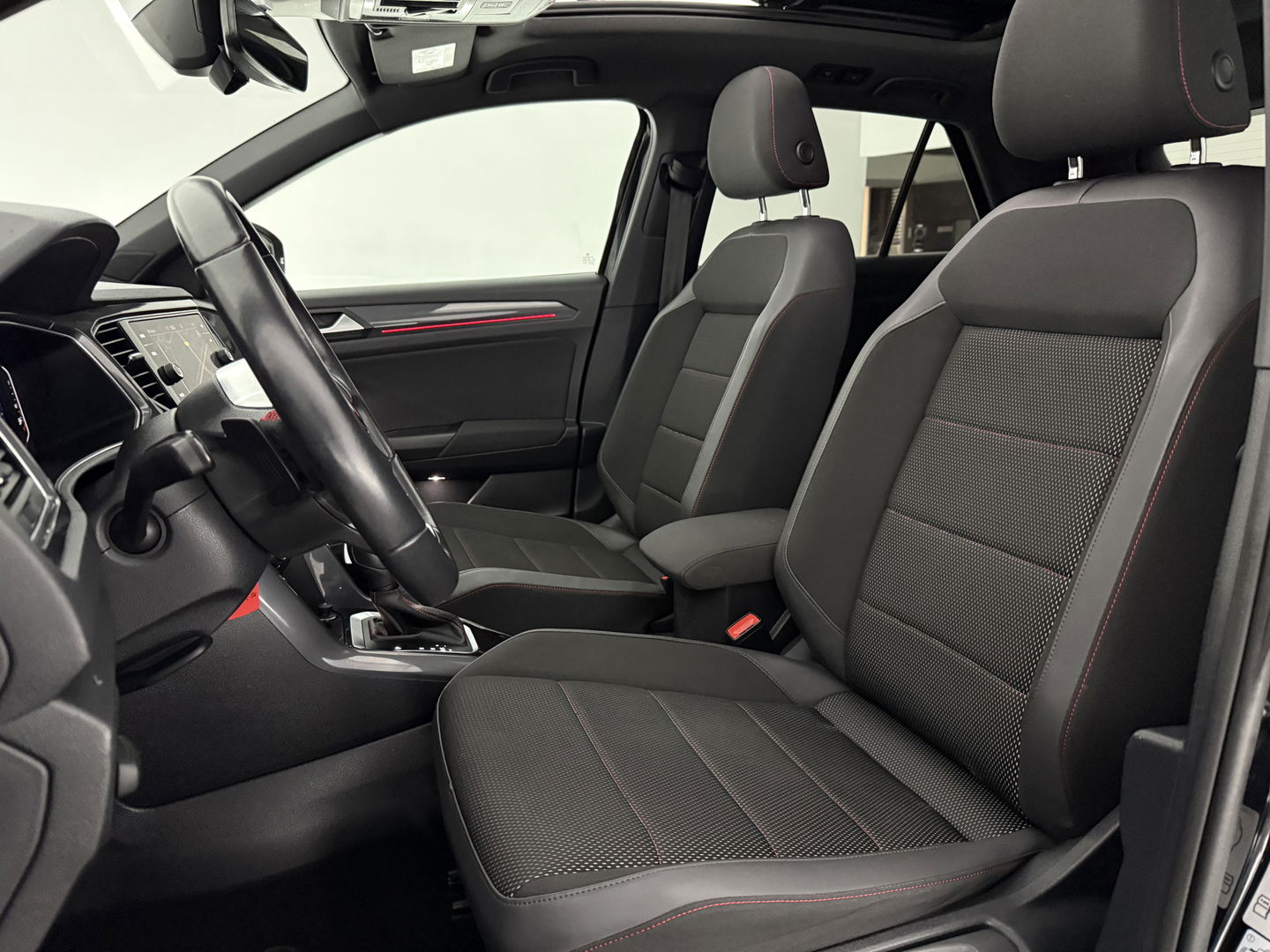 Volkswagen T-Roc 1.5 TSI R-Line | Pano | Sfeer | Virtual | Trekh. | Carplay | Adap. Cruise | Navi | NAP