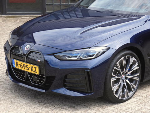 BMW i4 M50 M-SPORT/ KUIPSTOELEN/ SCHUIFDAK/ 20INCH/ HUD