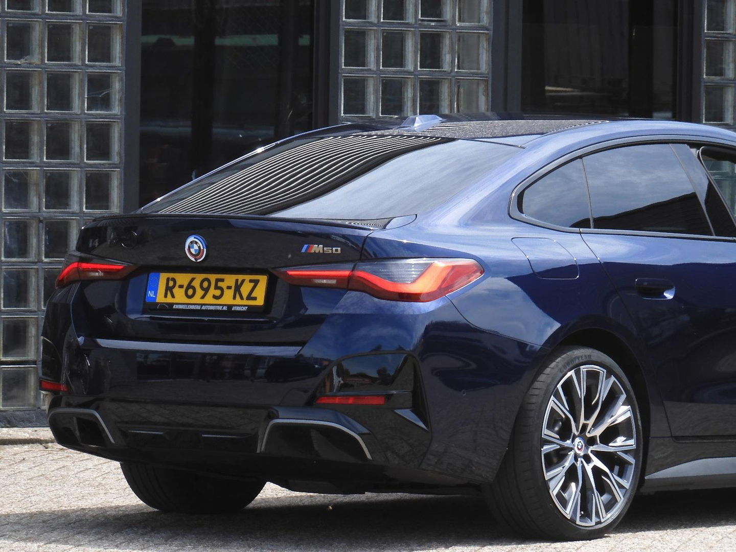 BMW i4 M50 M-SPORT/ KUIPSTOELEN/ SCHUIFDAK/ 20INCH/ HUD