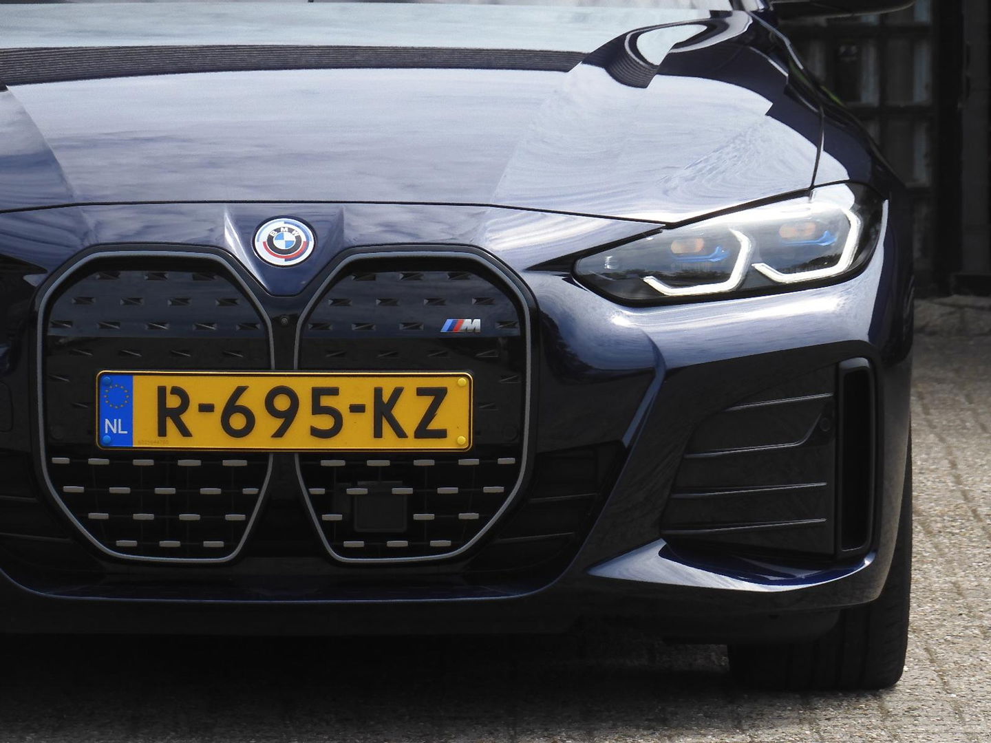 BMW i4 M50 M-SPORT/ KUIPSTOELEN/ SCHUIFDAK/ 20INCH/ HUD