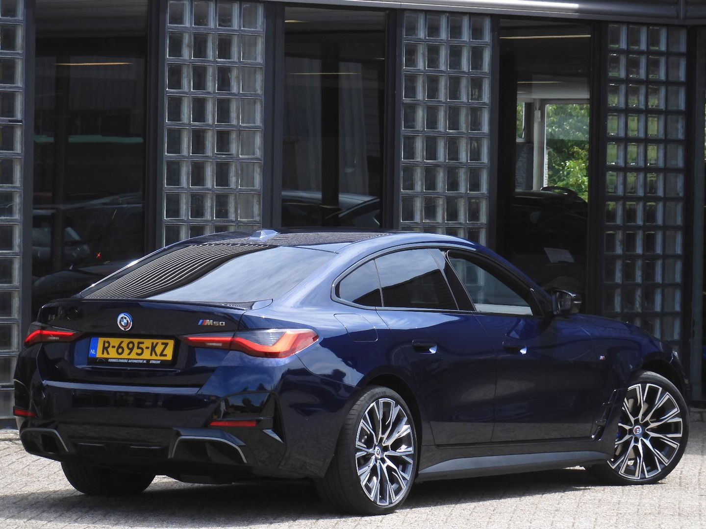 BMW i4 M50 M-SPORT/ KUIPSTOELEN/ SCHUIFDAK/ 20INCH/ HUD