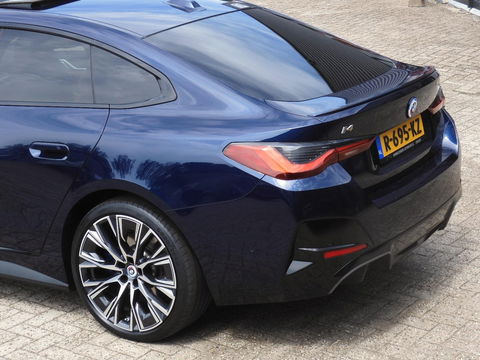 BMW i4 M50 M-SPORT/ KUIPSTOELEN/ SCHUIFDAK/ 20INCH/ HUD